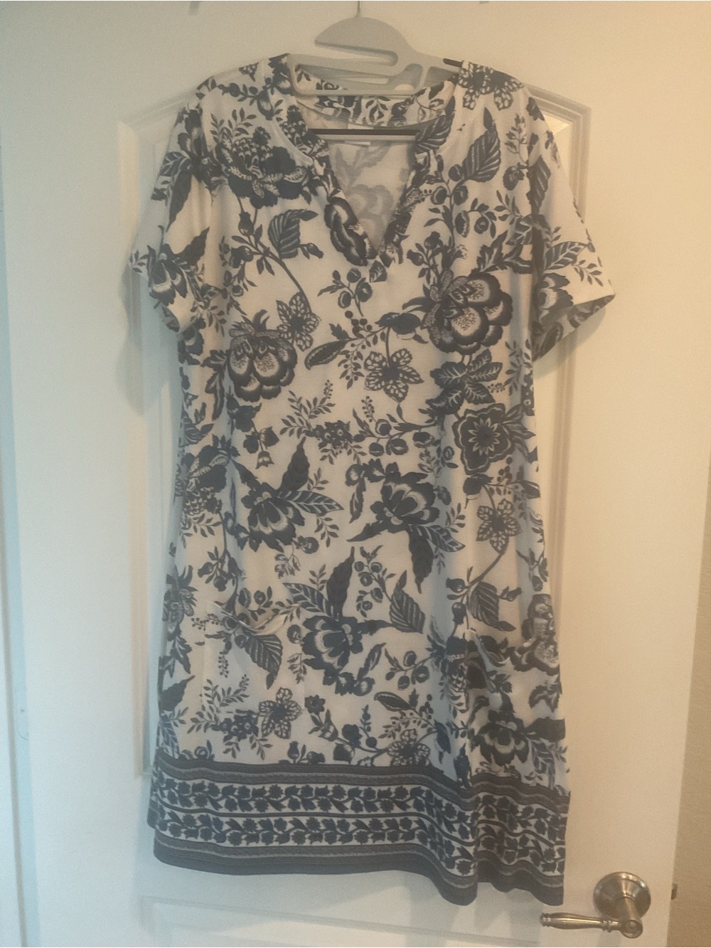 Women’s Floral V-Neck Short Sleeve Knee Length Dress- White & Navy XL